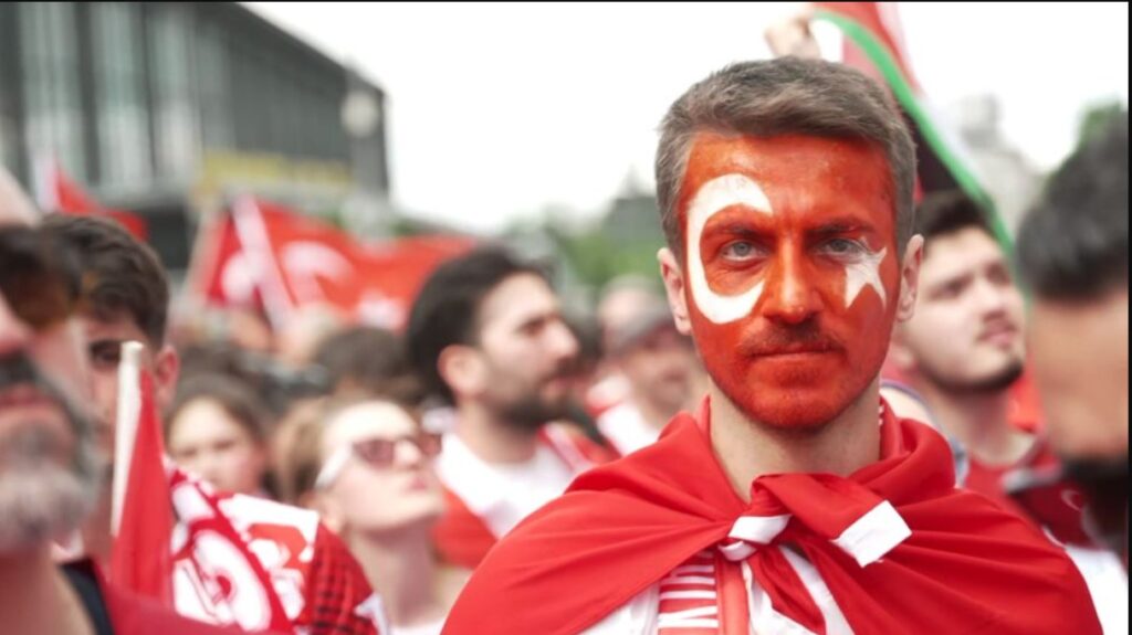 Turkish and Dutch Fans Celebrate in the Berlin Streets - So feiern die türkischen und niederländischen Fans in Berlin