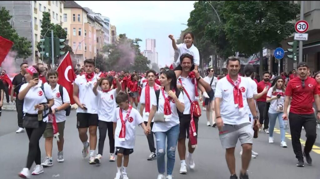 Turkish and Dutch Fans Celebrate in the Berlin Streets - So feiern die türkischen und niederländischen Fans in Berlin