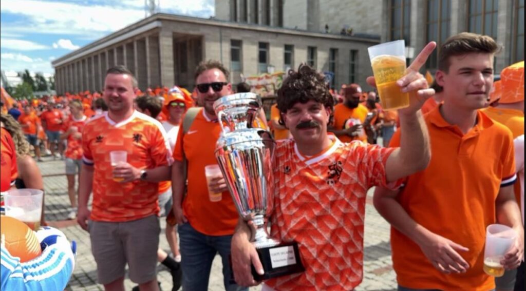 Turkish and Dutch Fans Celebrate in the Berlin Streets - So feiern die türkischen und niederländischen Fans in Berlin