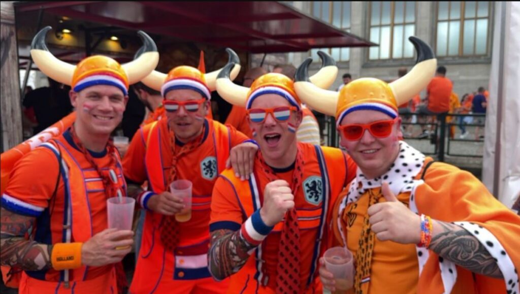 Turkish and Dutch Fans Celebrate in the Berlin Streets - So feiern die türkischen und niederländischen Fans in Berlin