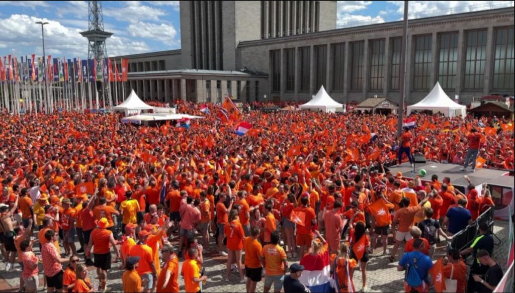 Turkish and Dutch Fans Celebrate in the Berlin Streets - So feiern die türkischen und niederländischen Fans in Berlin