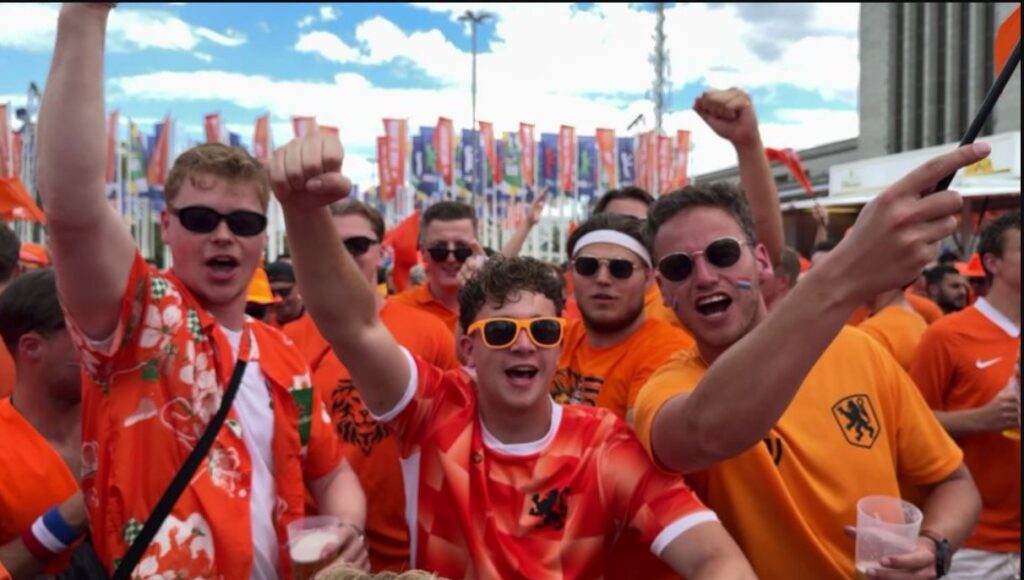 Turkish and Dutch Fans Celebrate in the Berlin Streets - So feiern die türkischen und niederländischen Fans in Berlin