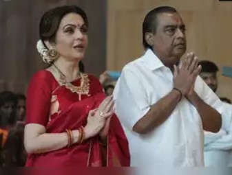 Mukesh Ambani Delivers Wedding Invitation to Sonia Gandhi